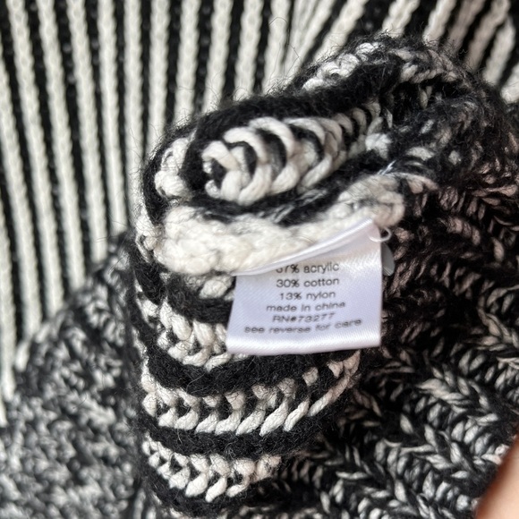 🏷️ 2/$20 Elizabeth and James Stripe Knit Sweater - Picture 7 of 8
